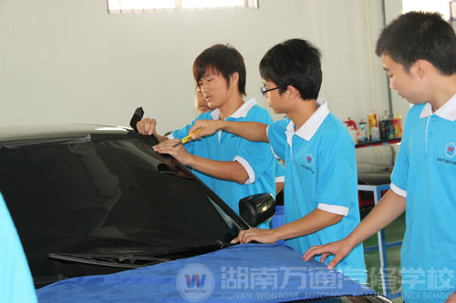 湖南萬(wàn)通汽車學(xué)校學(xué)汽修