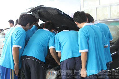 湖南萬(wàn)通汽車學(xué)校學(xué)汽修