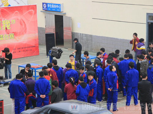 湖南萬通汽車學(xué)校，優(yōu)秀學(xué)生和教師與改裝悍馬合影