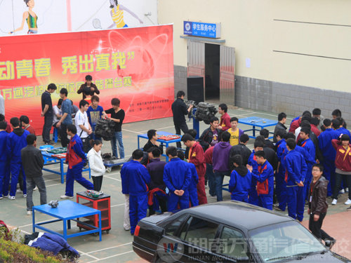 湖南萬通汽車學(xué)校，優(yōu)秀學(xué)生與吉利亞洲方程式賽車合影