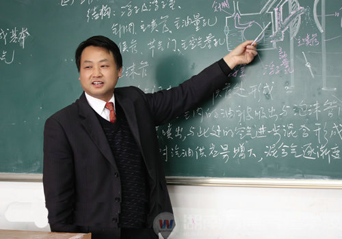 湖南萬(wàn)通汽車學(xué)校，名師風(fēng)采謝長(zhǎng)來(lái)