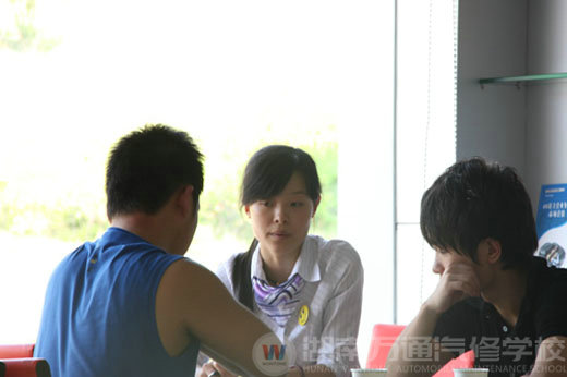 夏日炎熱，湖南萬通汽車學(xué)校，招生火爆進(jìn)行中