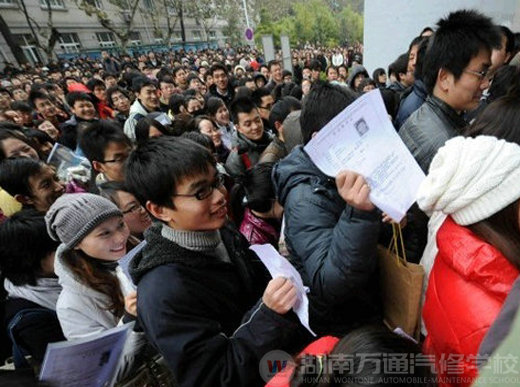 工作難找，大學(xué)生只能做“炮灰”被考族