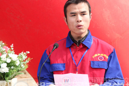 萬通汽修學校新生代表上臺發(fā)言
