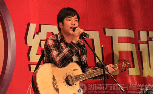 湖南萬(wàn)通汽車(chē)學(xué)校，吉他鋼琴合奏