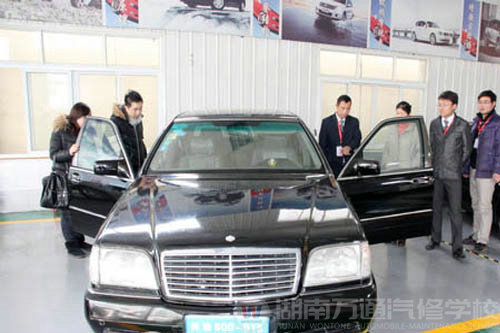 奇瑞4S店一行人員參觀高級轎車實(shí)訓(xùn)中心