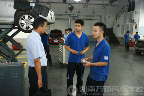陸主管正在對金熙名車工作的兩名畢業(yè)生了解工作情況