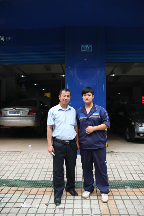 湖南萬通汽車學(xué)校就業(yè)負(fù)責(zé)人與就業(yè)學(xué)子合影