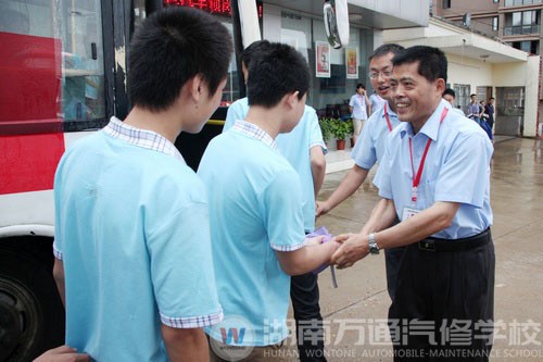 湖南萬通陳書記對學(xué)子們寄予殷切期盼