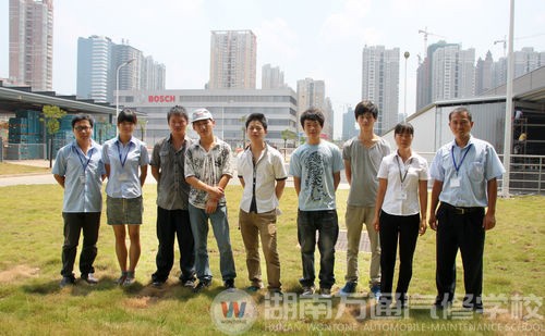 在博世汽車實習的部分學子與陸主任、黃女士合影