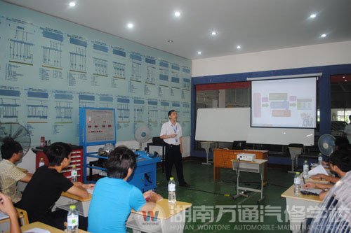 萬通名師在比賽現(xiàn)場精彩說課