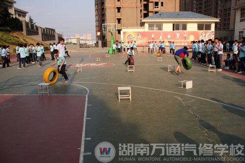 同學(xué)們在財源滾滾比賽中團結(jié)一心