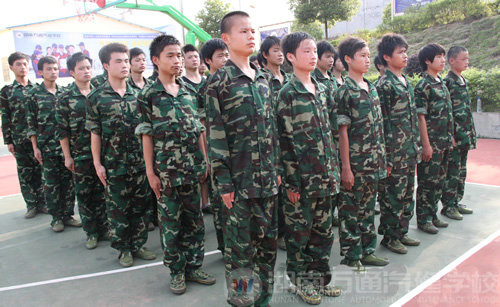 湖南萬(wàn)通汽修學(xué)校2010年新生軍訓(xùn)