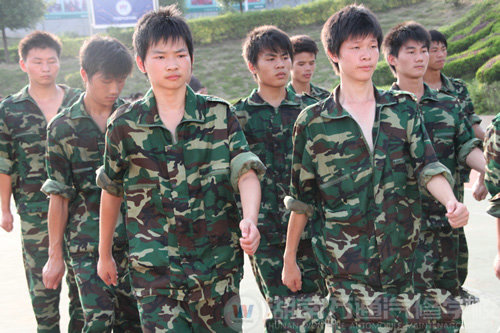 湖南萬(wàn)通汽修學(xué)校2010年新生軍訓(xùn)