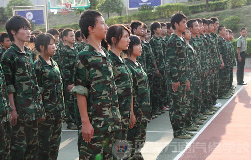 湖南萬(wàn)通汽修學(xué)校2010年新生軍訓(xùn)