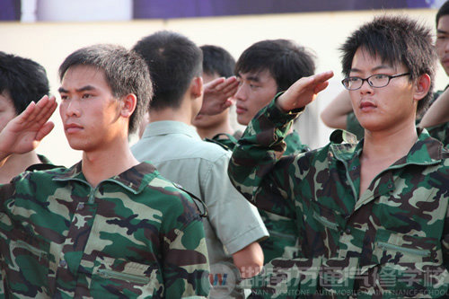 湖南萬(wàn)通汽修學(xué)校2010年新生軍訓(xùn)