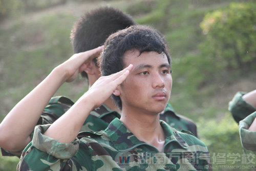 湖南萬(wàn)通汽修學(xué)校2010年新生軍訓(xùn)