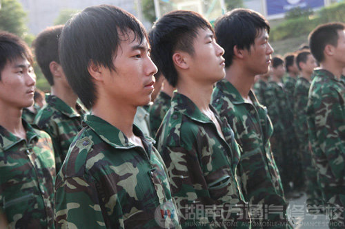 湖南萬(wàn)通汽修學(xué)校2010年新生軍訓(xùn)