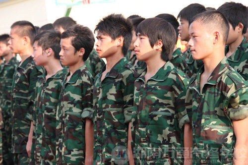 湖南萬(wàn)通汽修學(xué)校2010年新生軍訓(xùn)