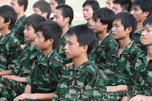 湖南萬(wàn)通汽修學(xué)校2010年新生軍訓(xùn)