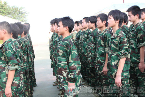 湖南萬(wàn)通汽修學(xué)校2010年新生軍訓(xùn)