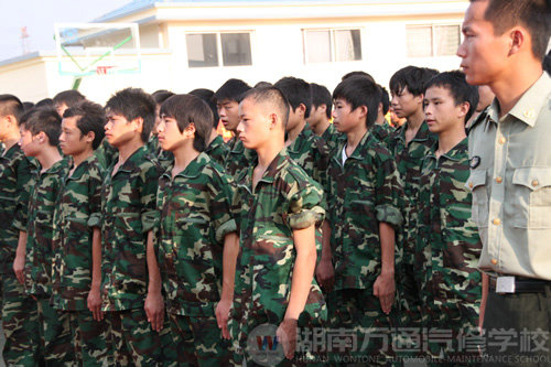湖南萬(wàn)通汽修學(xué)校2010年新生軍訓(xùn)