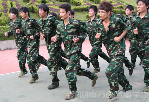 湖南萬通汽修學(xué)校，2010新生軍訓(xùn)