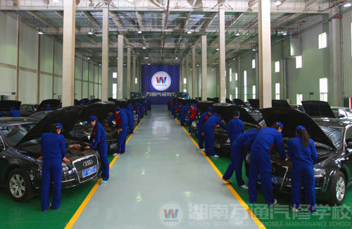 湖南萬通汽修學(xué)校，學(xué)汽車運(yùn)用技術(shù)