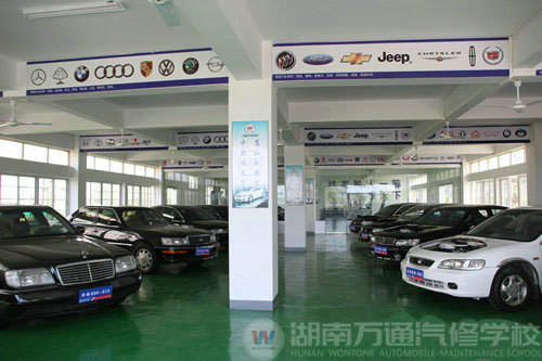 湖南萬通汽修學校，整車實訓車間
