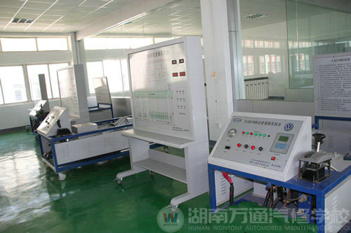 湖南萬通汽修學校，先進的汽車檢測、維修儀器和設備