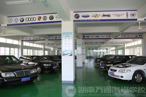 湖南萬通汽修學(xué)校，先進的教學(xué)設(shè)備