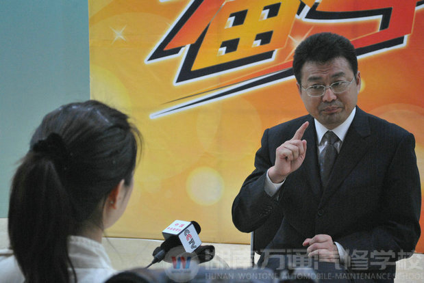 中央電視臺(tái)專訪萬(wàn)通汽修教育負(fù)責(zé)人
