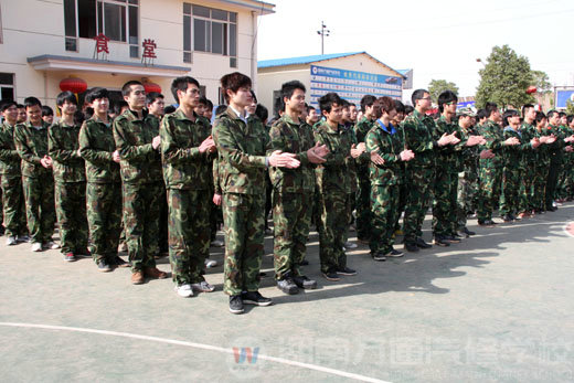 湖南萬(wàn)通汽修學(xué)校，軍訓(xùn)