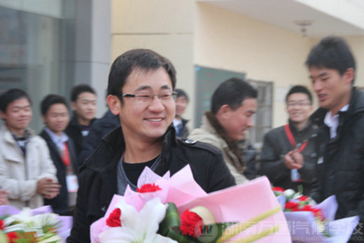 萬通汽修學校，給老師獻上鮮花