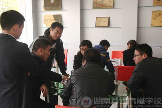 湖南萬通汽修學(xué)校，咨詢報名中心報名熱潮