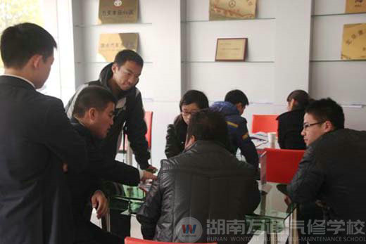眾多學(xué)子紛紛選擇了實(shí)力雄厚的萬通汽修教育