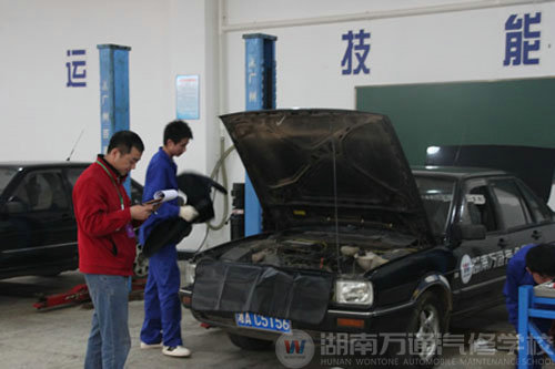 萬通學(xué)子喜迎捷報歸來