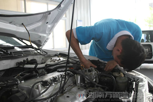萬通汽修學(xué)生對實(shí)訓(xùn)設(shè)備進(jìn)行檢修中