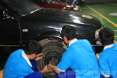湖南萬通汽修學(xué)校整車實(shí)訓(xùn)