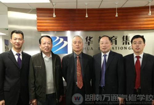 人社部中國職工教育和職業(yè)培訓(xùn)協(xié)會秘書長畢結(jié)禮(中)視察新華教育集團(tuán)
