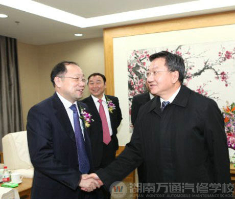 國家商務(wù)部副部長姜增偉(右)接見新華教育集團(tuán)代表(左)
