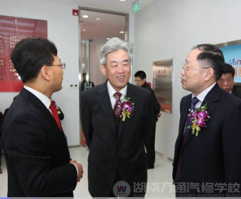 國家人力資源和社會保障部副部長孫寶樹(中)接見新華教育集團(tuán)代表(右)