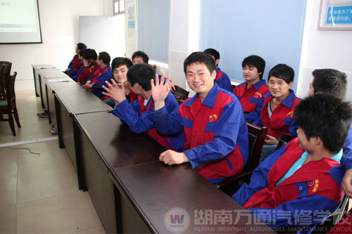 湖南萬通汽修學(xué)校學(xué)子面試中