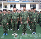 訓練場上盡顯軍人風姿 湖南萬通新生軍訓進行時