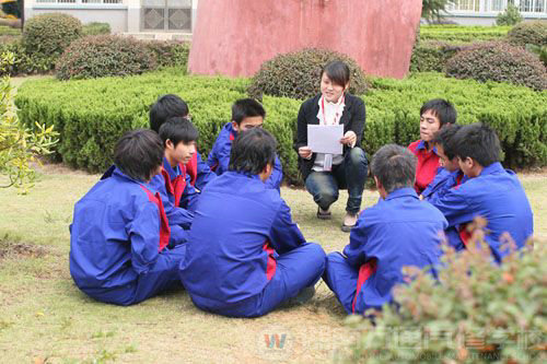 湖南萬(wàn)通班主任黃老師正在跟學(xué)生們交流做人做事心得