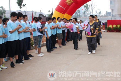 同學(xué)們熱烈歡迎獲獎(jiǎng)師生凱旋歸來