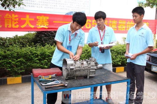 比賽現(xiàn)場,學(xué)生擔任裁判員責任重大