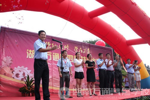 葛校長(zhǎng)宣布大賽正式開始