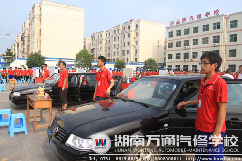 萬通“十項全能”大賽中整裝待發(fā)的參賽選手們