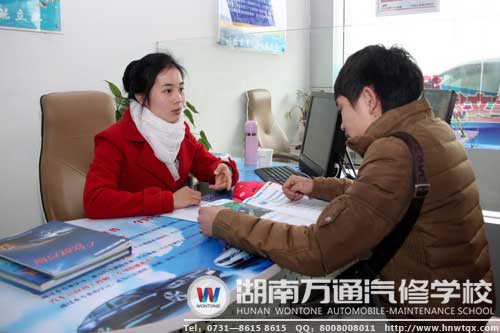 咨詢老師詳細介紹學(xué)生咨詢的設(shè)備、就業(yè)、上課等問題